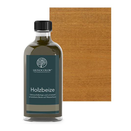 Holzbeize Schwarz in der Glasflasche mit gebeiztem Holz im Hintergrund.