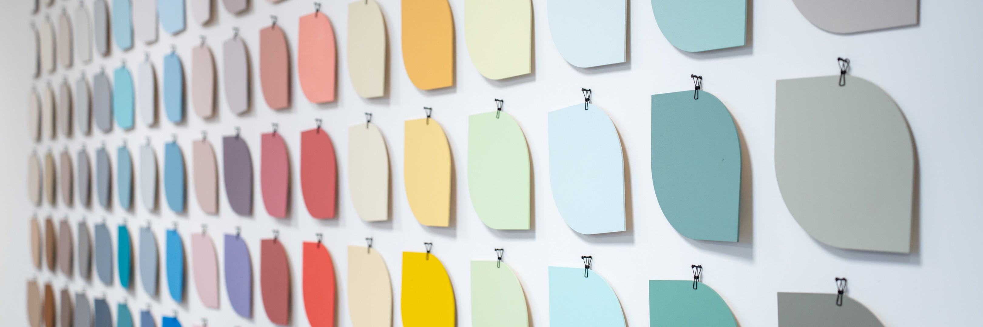 Unser XXL-Farbtonwand mit über 144 Farbkacheln.