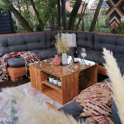 Palettenlounge mit Tisch aus Holzkisten
