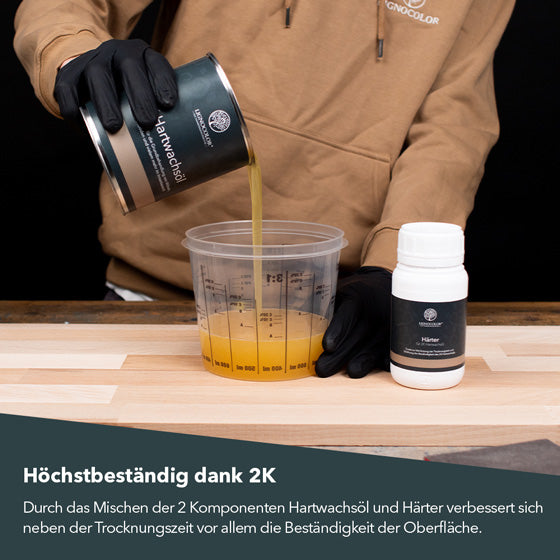 Vermischen der beiden Komponenten des 2K Hartwachsöls in einem Mischbecher.