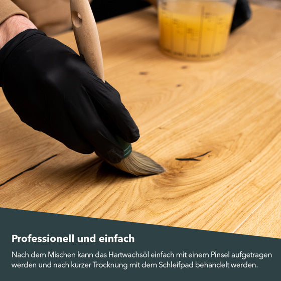 Auftragen des 2K Hartwachsöls mit einem Pinsel in Nahaufnahme.