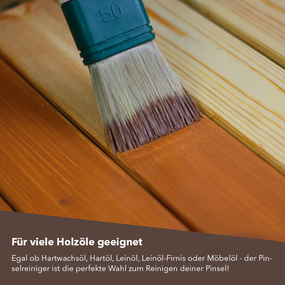 Anwendung eines Holzöls mit einem Pinsel auf einem Brett.
