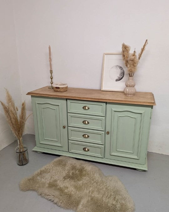 Sideboard im Farbton Aloe gestrichen.
