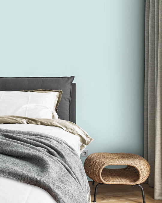 Schlafzimmer im Farbton Arctic Blue gestrichen.