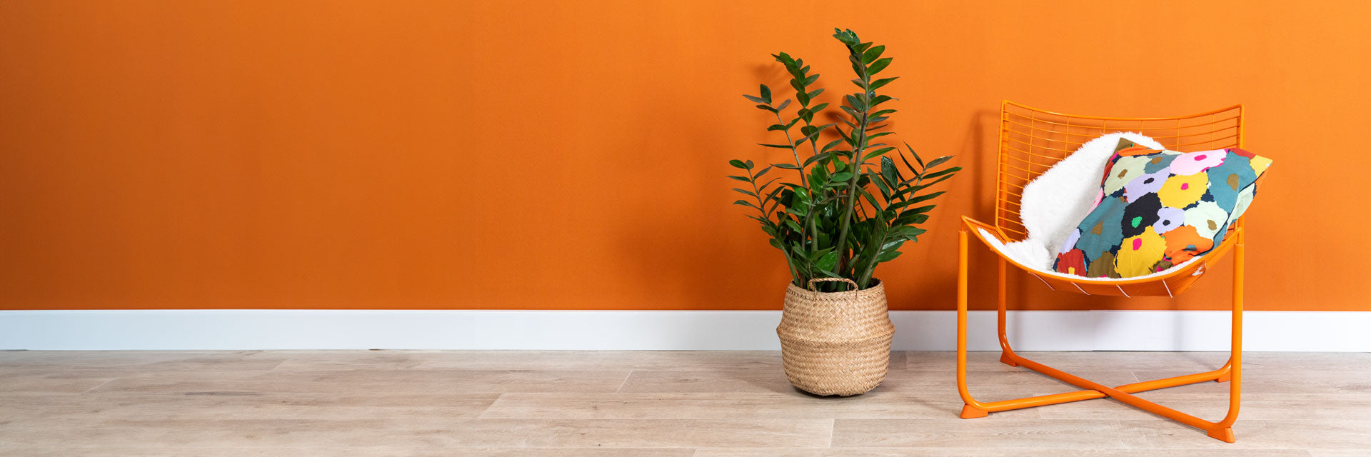 Bannerbild zu der Lignocolor Wandfarbe mit einer orange gestrichenen Wand.