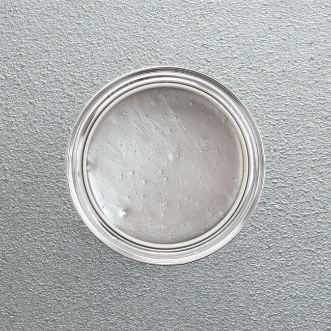 Farbton Cool Titanium in einer geöffneten Dose von oben