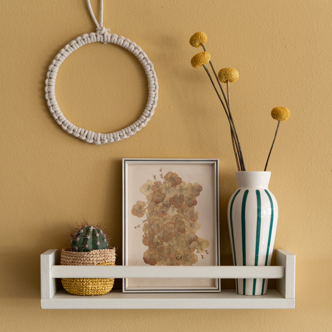 Wandfarbe Late Autumn und Regal mit Kreidefarbe Dried Leaves gestrichen