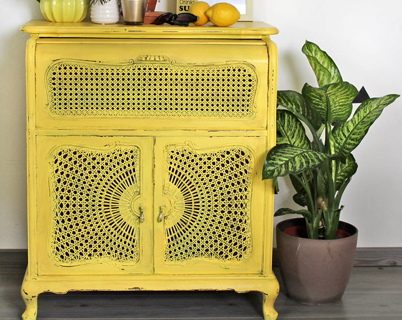 Alter gelber Plattenspieler im Shabby-Chic Style