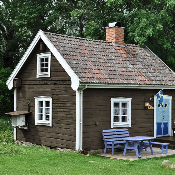 Holzhütte im Wald mit Lasur Basaltgrau gestrichen