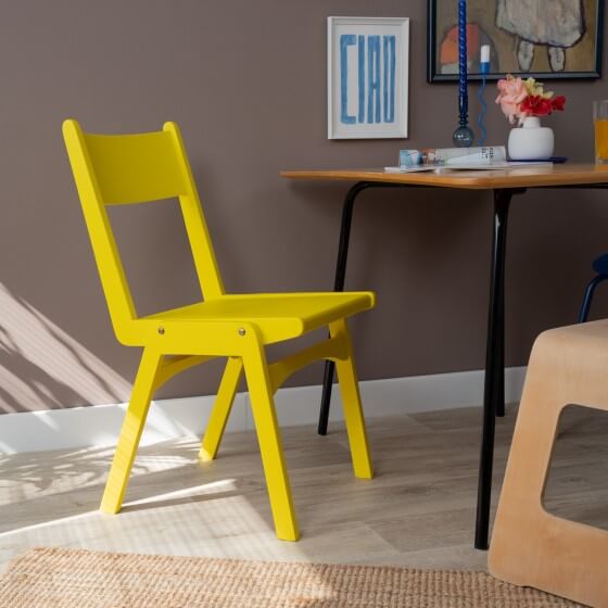 Stuhl im Farbton Hello Yellow gestrichen