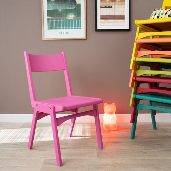Stuhl im Farbton Pink Pipes gestrichen