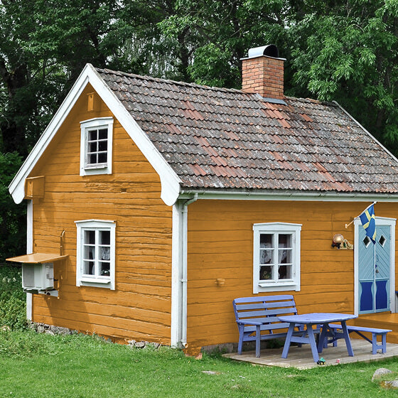 Holzhütte im Wald mit Lasur Buche hell gestrichen