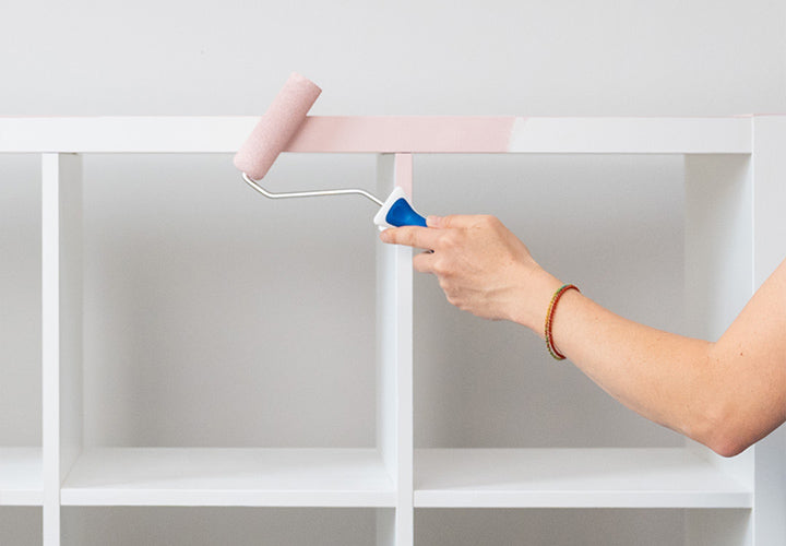 IKEA Kallax wird mit einer Rolle im Farbton Blush gestrichen