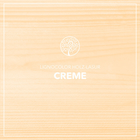 Holzlasur Creme gestrichen auf einem Holzbrett.
