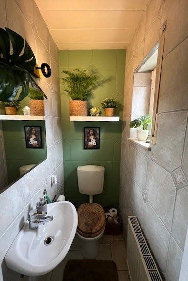 Badezimmerfliesen in der Fliesenfarbe Salbeigrün