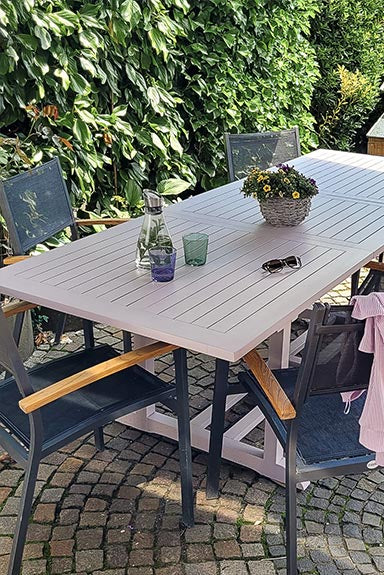 Gartentisch in der Holzfarbe außen Taupe