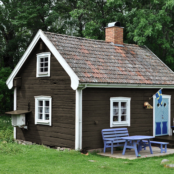 Holzhütte im Wald mit Lasur Graphitgrau gestrichen
