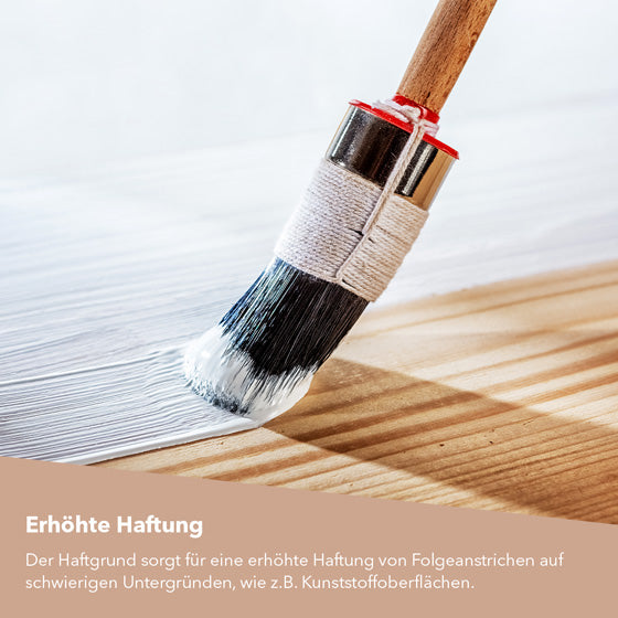 Haftgrund wird mit einem Rundpinsel verstrichen