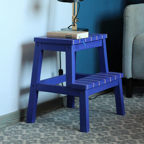 IKEA Bekväm Tritthocker, der mit Kreidefarbe im satten Blauton Blue Velvet gestrichen wurde