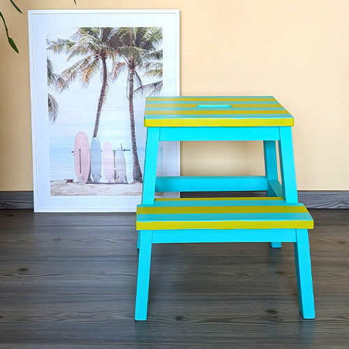 IKEA Bekväm Tritthocker, der mit Kreidefarbe im knalligen Türkis Caribbean Island gestrichen wurde