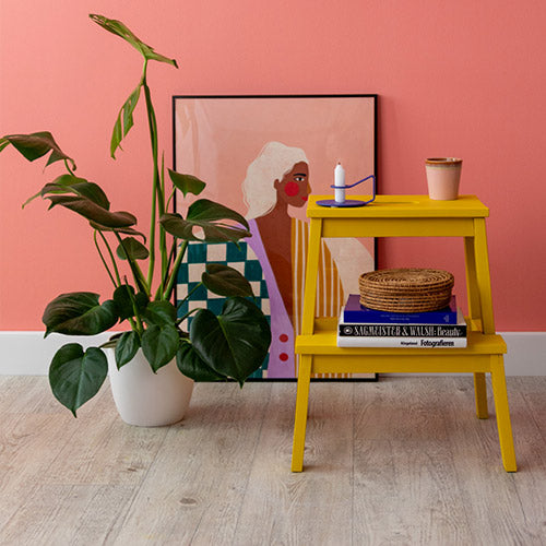 Mit Kreidefarbe im knalligen Gelb gestrichener IKEA Bekväm Tritthocker