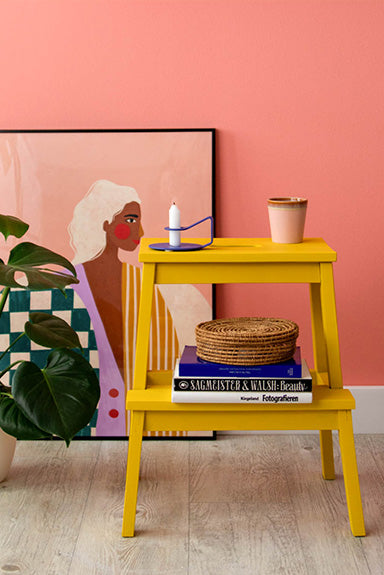 IKEA Bekväm Tritthocker, der mit Kreidefarbe im knalligen Gelb gestrichen wurde