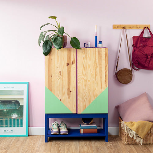 IKEA Ivar, der mit mehrern Kreidefarben bunt gestrichen wurde