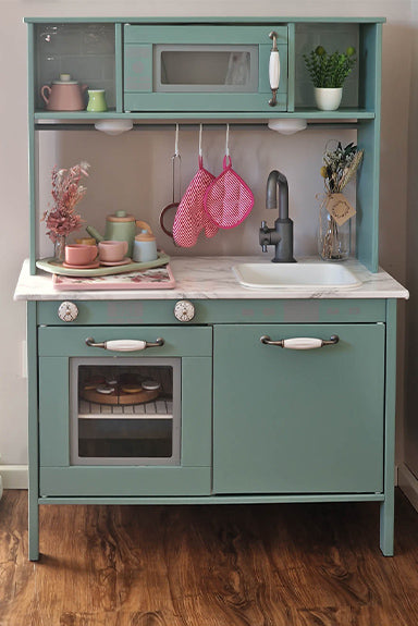 IKEA Kinderküche gestrichen mit dem Buntlack im gräulichen Grün Duck Egg