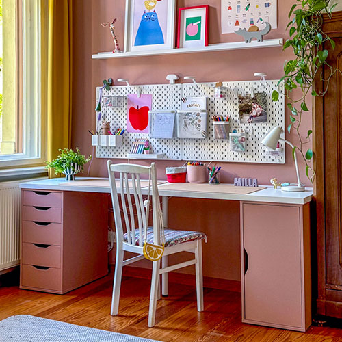 IKEA Trofast Schreibtisch und Wand Ton-in-Ton mit dem dunklen Rosatn Dusty Bloom gestrichen