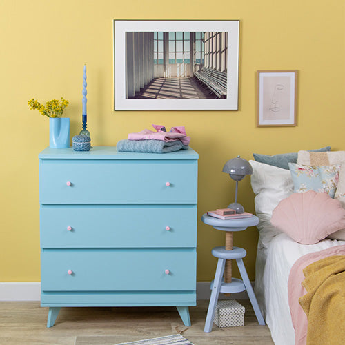 IKEA Malm Kommode, die mit Buntlack im frostigen Blau Frozen gestrichen wurde vor einer gelben Wand