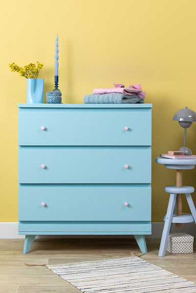 Mit Buntlack im frostigen Blau Frozen gestrichene IKEA Malm Kommode vor gelber Wand