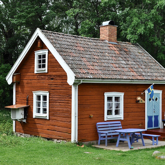 Holzhütte im Wald mit Lasur Kiefer gestrichen