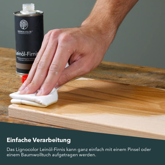 Leinöl-Firnis wird mit einem Baumwolltuch auf einem Holzbrett aufgetragen