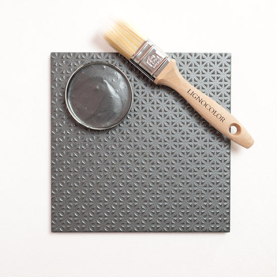 Fliese, die mit der Metallicfarbe Black Pearl gestrichen wurde