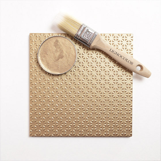 Fliese, die mit der Metallicfarbe Celtic Bronze gestrichen wurde