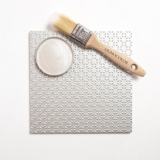 Fliese, die mit der Metallicfarbe White Pearl gestrichen wurde