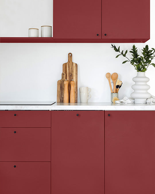 Küche im dunklen, leicht bräunlichen Rot Nordic Red