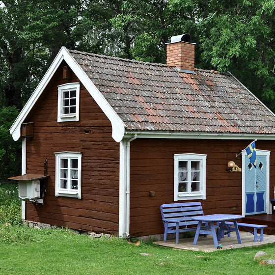 Holzhütte im Wald mit Lasur Nussbaum dunkel gestrichen