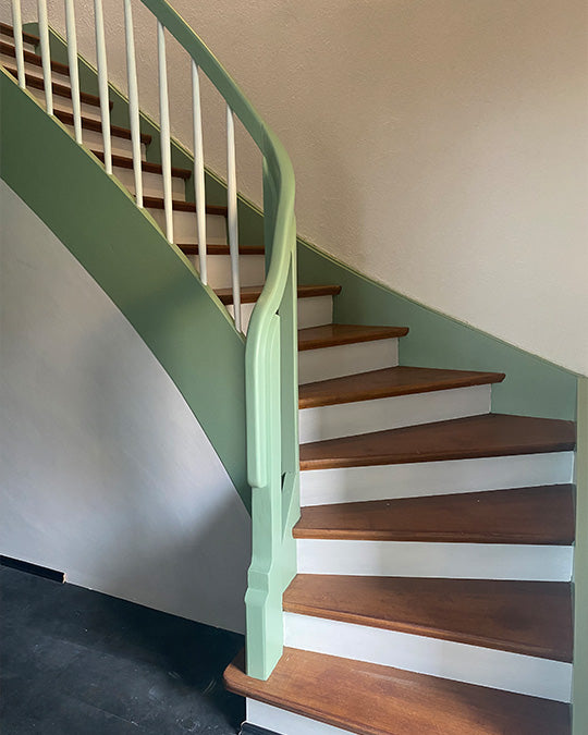 Treppe im gräulichen Grünton Old Green