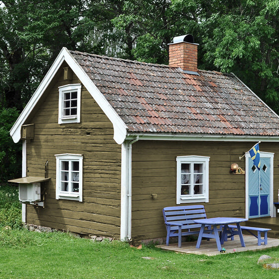 Holzhütte im Wald mit Lasur Olivgrau gestrichen
