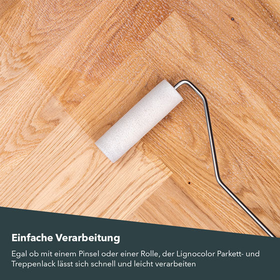 Parkettlack wird mit einer Schaumstoffrolle auf Parkettboden aufgetragen