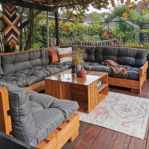Sitzecke im Garten aus Paletten und Holzkisten