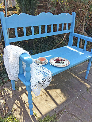 Blaue Holzbank im Garten