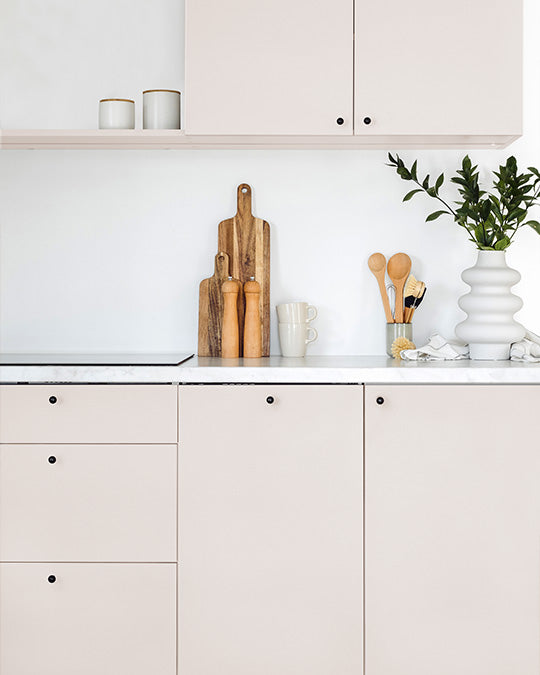 Küche im zarten, gräulichen Weiss-Rosa Porcelain