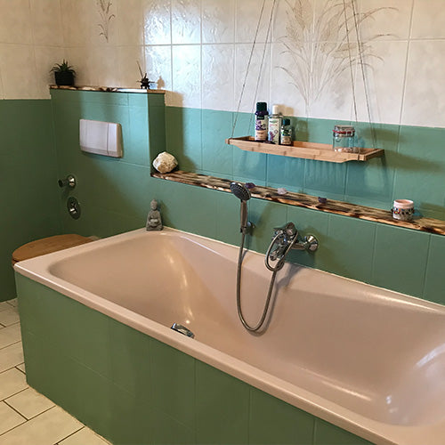 Badezimmer und Badewanne in grün gestrichen