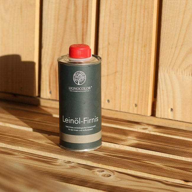 Leinöl Dose steht auf einem hölzernen Untergrund