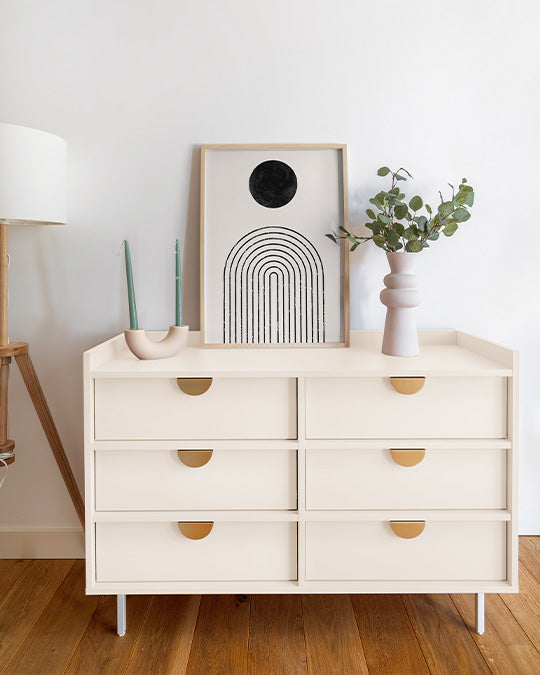 Kommode in einem klassischen Warmweiss Serenity