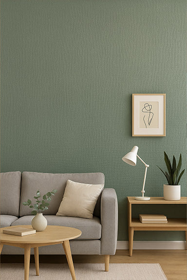 Tapete im Wohnzimmer hinter dem Sofa gestrichen im gräulichen Grün Olive
