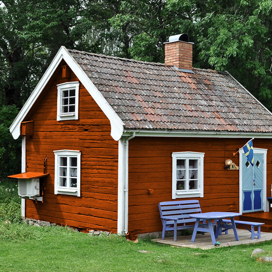 Holzhütte im Wald mit Lasur Teak gestrichen