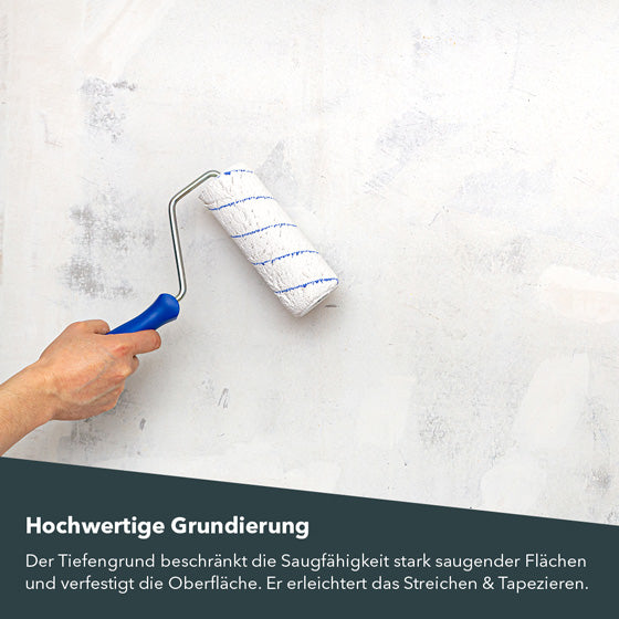 Tiefengrund wird mit einem Farbroller auf eine Wand aufgetragen